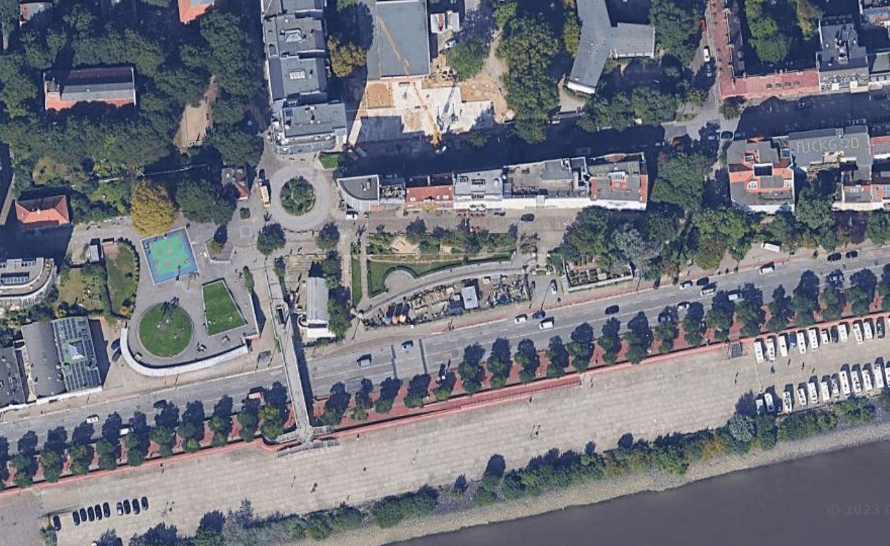 bird's eye view on the area around Yaya Jabbi Circle. Park Fiction on the middle left side, Fischmarkt and a tiny part of Elbe-river on the bottom